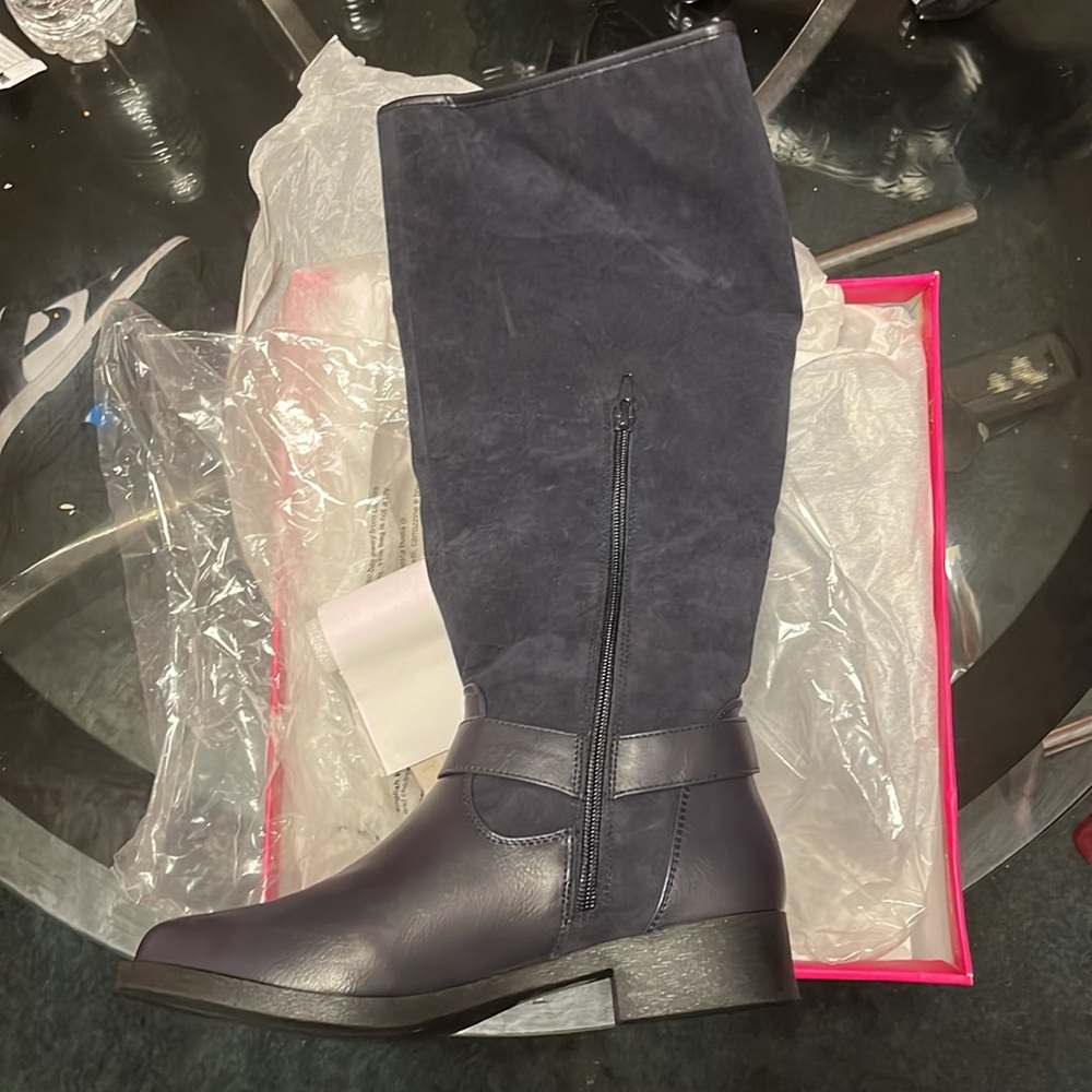 Beautiful Navy flat boots